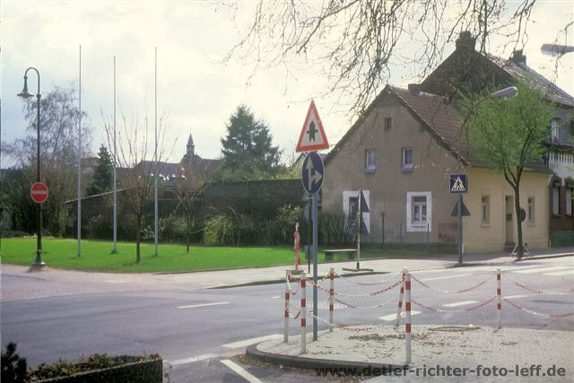 1985: Kreuzung Römer- / Markt- / Helbüchelstraße mit Blick auf das Rathaus