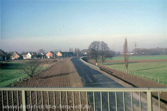 1985:Neubau der B 9 (Raphaelshaus im Hintergrund)