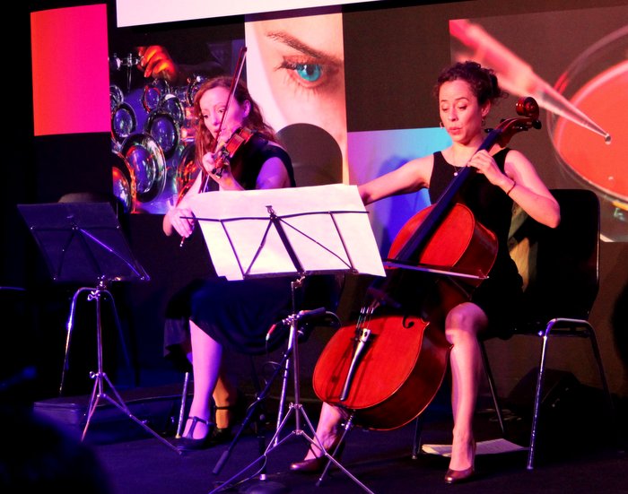 Die Gruppe Scharlatan begleitete die Eröffnung mit originellen Beiträgen