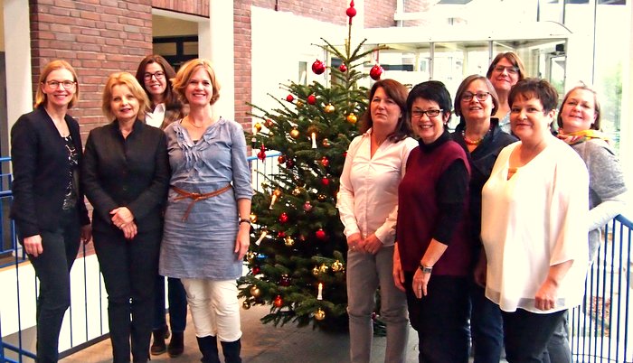 VHS-Leiterin Dr. Wilma Viol (3. von links) und ihr Team legen das Programm für das Frühjahrssemester vor