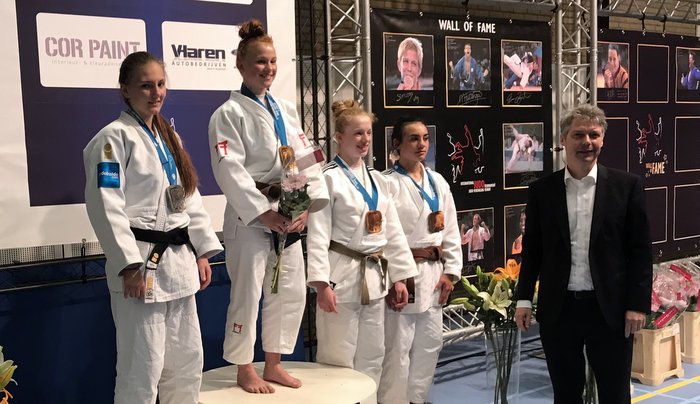 Leonie Beyersdorf (links) auf dem Podest in Venray