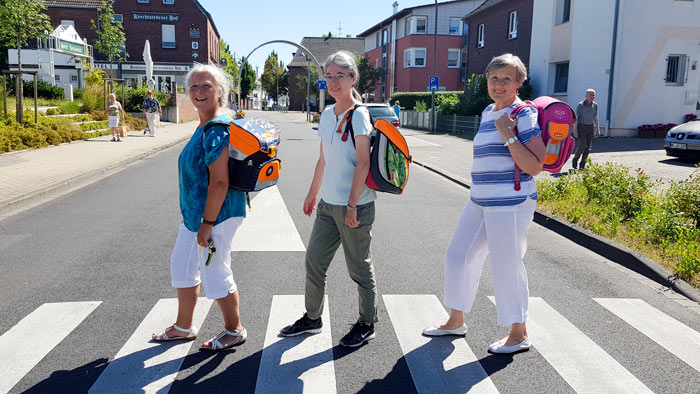 Das Team der FreiwilligenAgentur sorgt dafür, dass gebrauchte Schultaschen weiter genutzt werden können
