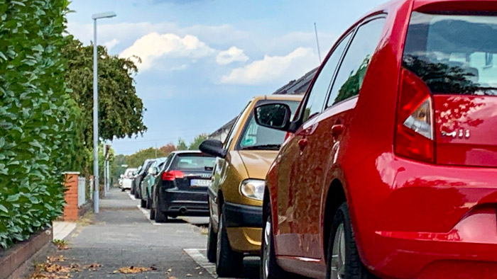 Wenn Autos auf vorhandenen Gehwegen parken dürfen, ist das immer mit Einschränkungen für kleine und große Fußgänger verbunden.