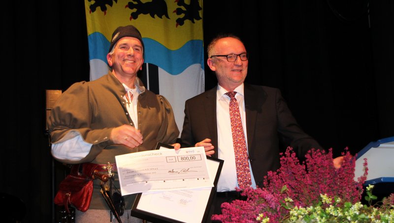 Wolfgang Göddertz von der Zonser Garnison erhielt den evd Jugendpreis von Geschäftsführer Klemens Diekmann