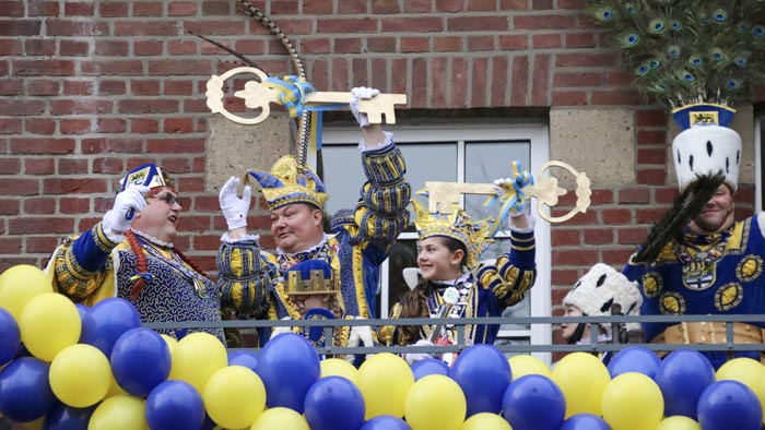 Die Dormagenerinnen und Dormagener ließen sich vom tristen Wetter nicht abhalten, den Start in den Karneval ausgelassen zu feiern.