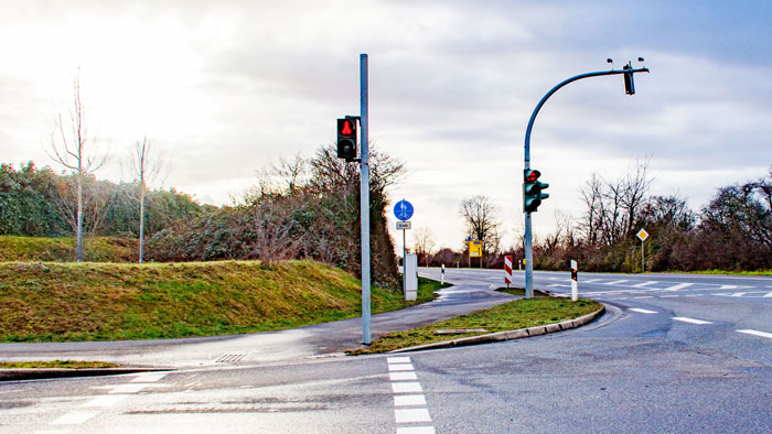 Von der B9 kommend endet der Radweg in Richtung  L380  zurzeit noch  in Höhe der Reuschenberger Straße.