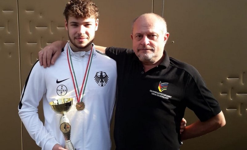 Turniersieger Valentin Meka mit Trainer Imre Bujdoso