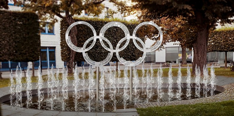So könnte das Olympia-Kunstwerk zwischen den Rathäusern eines Tages aussehen