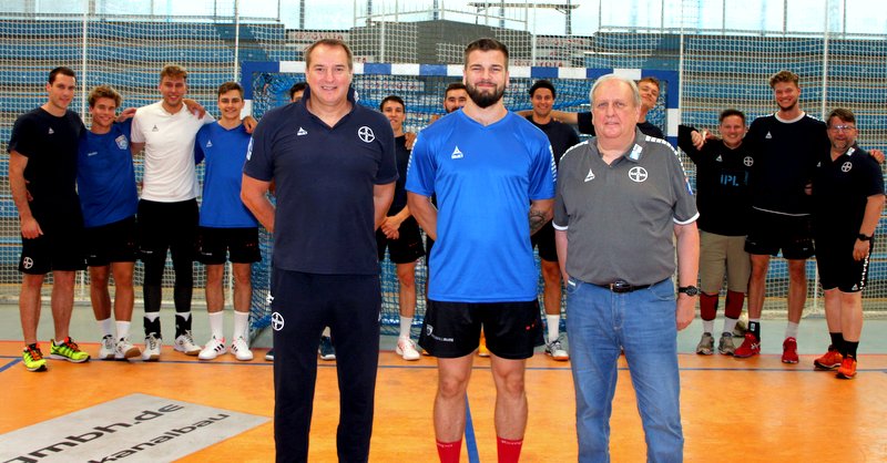 Patryk Biernacki, hier vor dem Team neben Trainer Dusko Bilanovic und Walter Haase vom sportlichen Kompetenzteam, ist neu beim Handball-Zweitligisten
