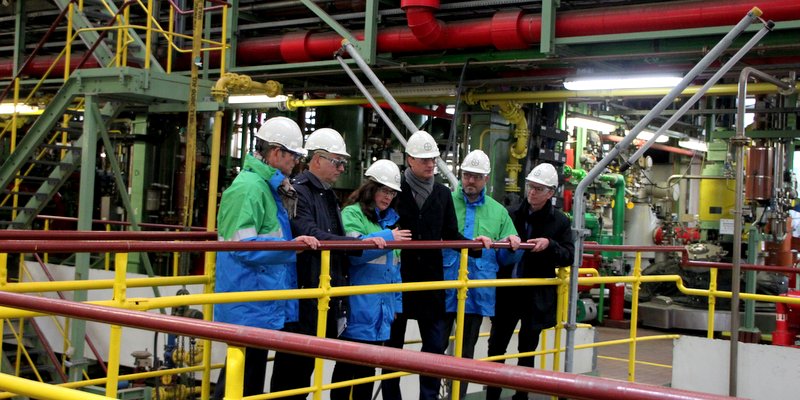 Besichtigung des Betriebs, von links: Dr. Wolfram Sirges, Werner Baumann, Dr. Claudia Aufderhaar, Hendrik Wüst, André van Broich und Dr. Dirk Backhaus
