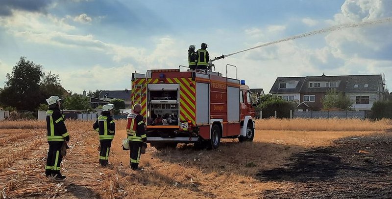 Mehrere Einheiten der Dormagener Feuerwehr waren in Rheinfeld im Einsatz