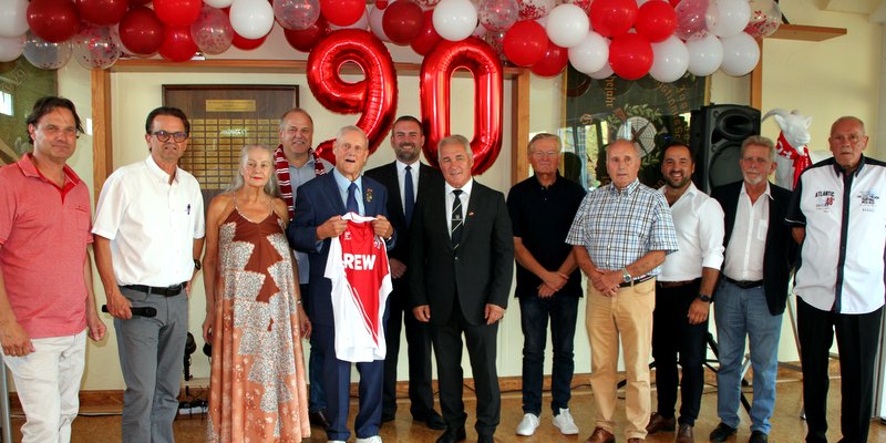 Viele Gäste gratulierten Heinz-Willi Güsgen (mit Trikot), darunter auch Ex-Fußball-Nationalspieler Heinz Hornig (4. von rechts)