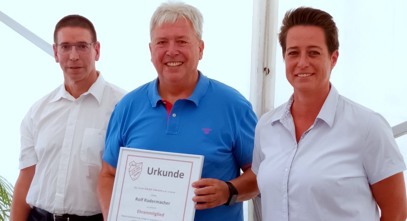 Das neue Ehrenmitglied Rolf Radermacher mit Geschäftsführer Reiner Schmitz und der 1. Vorsitzenden des SuS Gohr Melanie Ming