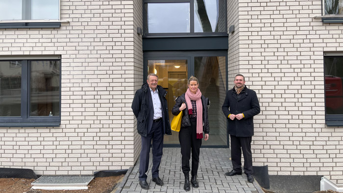 Dormagen: Investorin Dr. Stefanie Emrich Katzin mit Erik Lierenfeld (rechts) und Robert Krumbein vor dem neuen Wohnhaus an der Hardenbergstraße