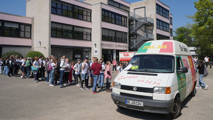 Die Schülerinnen und Schüler des NGK konnten als fahrradaktivste Schule des Stadtradelns 2021 kostenlos Eis schlemmen