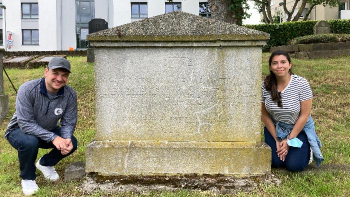 Marc und Caroline auf dem jüdischen Friedhof an der Krefelder Str. / Die Familie Gottschalk auf der Kölner Str. 127 im Jahr 1912 