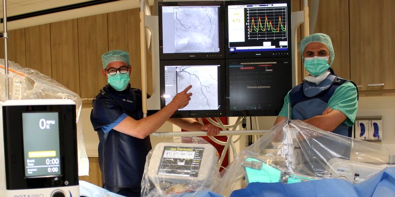 Kardiologie-Chefarzt Dr. Hubertus Degen (links) operiert mit Dr. Hassan Jandali, leitender Oberarzt der Klinik für Kardiologie in Dormagen, einen Patienten mit schwerstverkalkten Herzkranzadern am Dormagener Herzkathetermessplatz