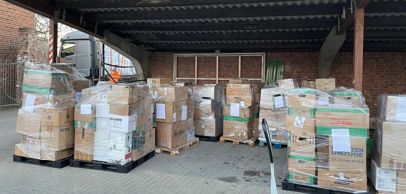 Kartons mit Kleiderspenden