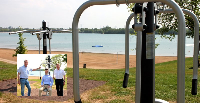 Der Outdoor-Fitnesspark ist neu am Strabeach und wurde bei der symbolischen Eröffnung getestet; tolle Angebote gibt es für Kinder auf dem Spielplatz  