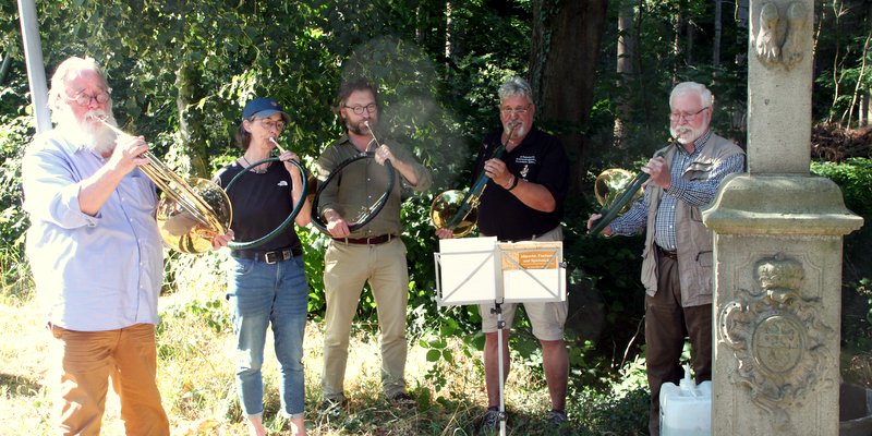 Mitglieder der Jagdhornbläsergruppe Zons lieferten einen gelungenen Beitrag bei der kleinen Zeremonie