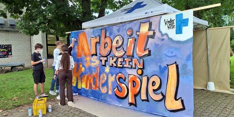 Die Klasse 10 e des Norbert-Gymnasiums hat mit dem Berliner Graffiti-Künstler Aleks van Sputto ein Kunstwerk erschaffen