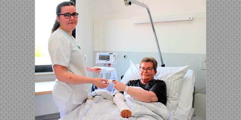Maren Welter, Gesundheits- und Krankenpflegerin im Dormagener Krankenhaus, misst die Vitalparameter von Marianne R.