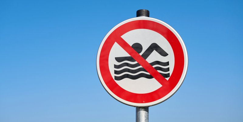 Baden verboten: Das Umweltamt des Kreises warnt vor dem Schwimmen in Baggerseen, die nicht als Badegewässer betrieben werden, sowie in Flüssen wie Rhein und Erft