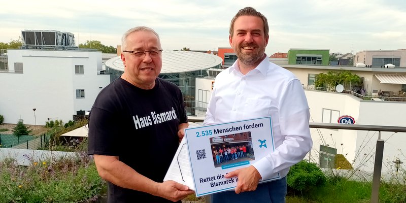 Dormagen: Walter Wolf übergibt Bürgermeister Erik Lierenfeld die Unterschriftenliste
