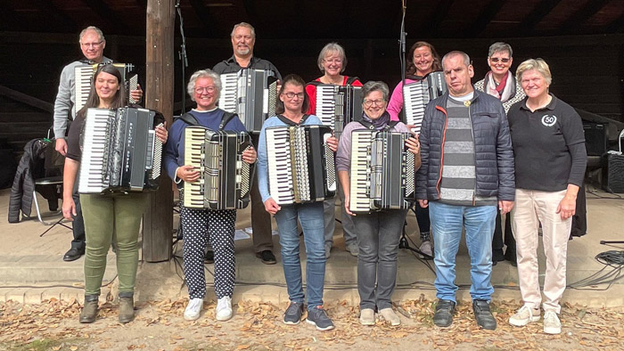 Das Akkordeonorchester der städtischen Musikschule beendet die Waldkonzertsaison