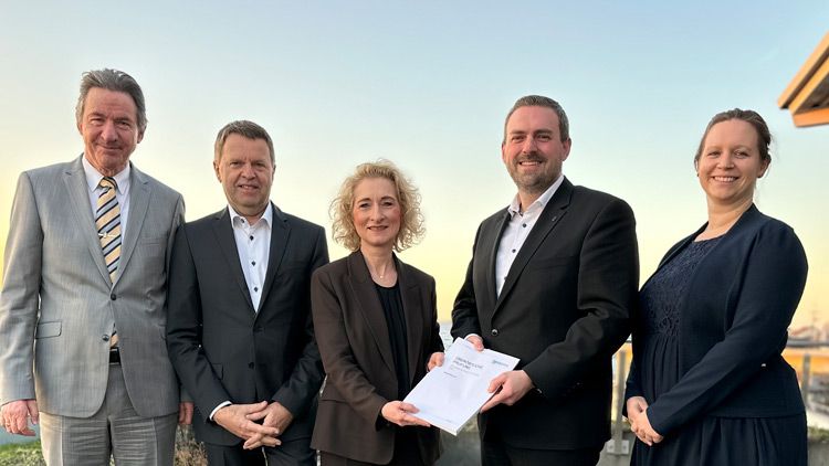 Johannes Schwarz, Olaf Schwickardi, Simone Kaspar, Erik Lierenfeld und Stefanie Hackfort bei der Übergabe des Abschlussberichtes