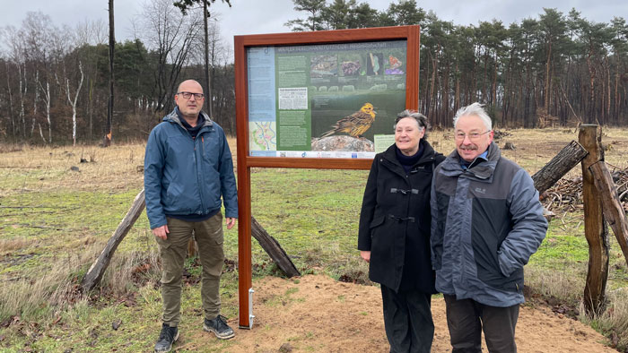 Carsten Wienberg (l.) mit Christel und Hans Pfeiffer, die die neue Infotafel gestiftet haben