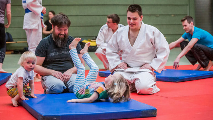 Nachwuchs und Eltern genießen das gemeinsame Training auf der Judo-Matte