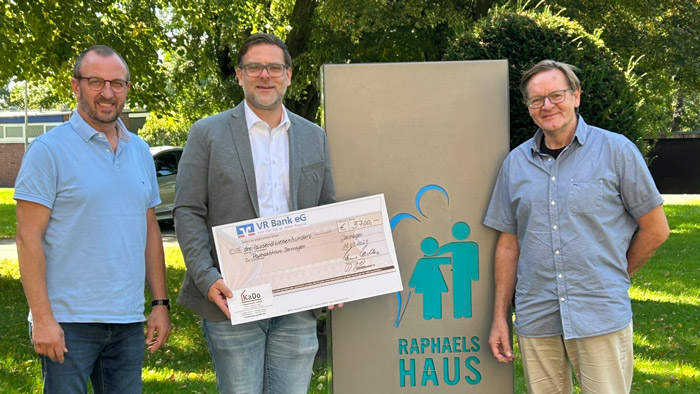 Dormagen: Thomas Wilke und Rainer Aßmann bei der Spendenübergabe an Marco Gillrath