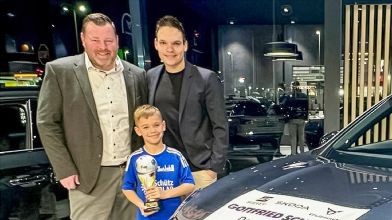 Peter Baldus, Patrick Pelikan und Nachwuchskicker Luca freuen sich auf einen großen Turniertag 