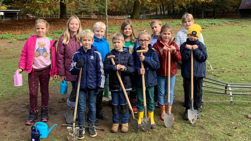 Die Schülerinnen und Schüler halfen engagiert beim Pflanzen von Bäumen