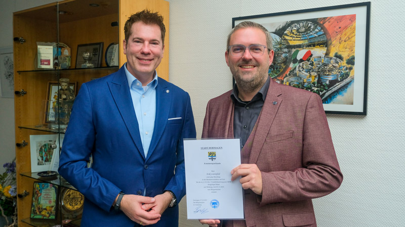 Dormagen: Beigeordneter Fritz Bezold überreicht die Ernennungsurkunde an Bürgermeister Erik Lierenfeld