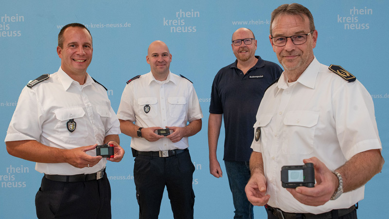 André Klöckener, Leiter Kreisleitstelle, Alexander Hollmann (Sachbearbeiter), Marcus Mertens, Leiter Amt für Sicherheit und Ordnung und Kreisbrandmeister Michael Wolff mit dem neuen Meldeempfänger