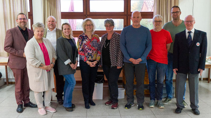Bürgermeister Erik Lierenfeld (links) und Friedrich Stenger vom DRK-Ortsverein Dormagen (rechts) danken den engagierten Blutspenderinnen und Blutspendern