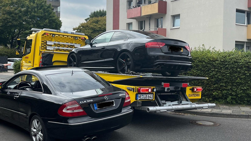 Ein illegal getuntes Fahrzeug wird durch die Polizei sichergestellt