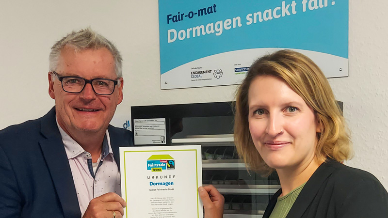 Dr. Martin Brans und Lieselotte Heinz, Nachhaltigkeitsmanagerin der Stadt mit der Fairtrade Town-Rezertifizierungsurkunde