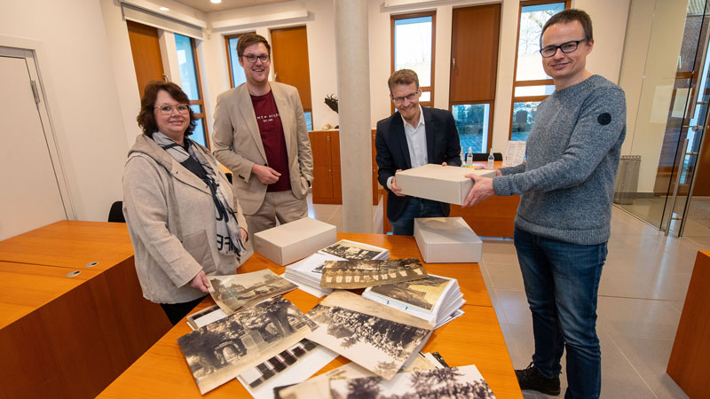Petra Heinen-Dauber, Sebastian Johnen, Dr. Stephen Schröder (v. l.) freuen sich über die Zons-Fotosammlung von Dr. Thomas Schwabach 