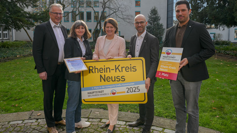 Kreisdirektor Dirk Brügge, Petra Koch von der Presse- und Öffentlichkeitsarbeit, Landrätin Katharina Reinhold, Fairtrade-Kampagnenleiter Benjamin Josephs und Thiago de Carvalho Zakrzewski, Beauftragter für Klimaschutz und Nachhaltigkeit, freuen sich über die Auszeichnung