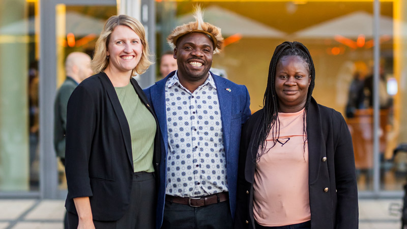 Donald Kacha Mwanza, Angela Kampinda und Lieselotte Heinz nahmen als Delegation der Städtepartnerschaft zwischen Dormagen und Chipata an der Partnerschaftskonferenz teil 