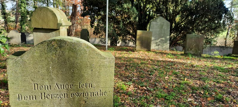 Die Gedenkfeier zur Reichspogromnacht findet in diesem Jahr wieder auf dem jüdischen Friedhof in Zons statt
