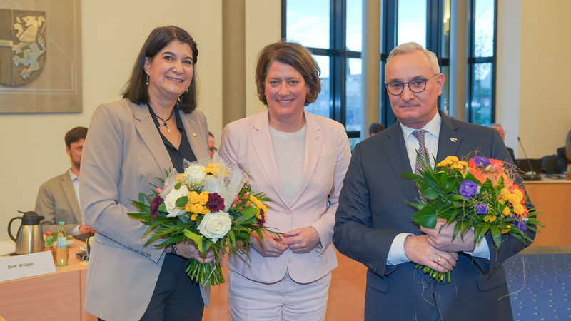 Landrätin Katharina Reinhold mit Sandra Lohr (CDU, erste stellv. Landrätin) und Udo Bartsch (SPD, zweiter stellv. Landrat)