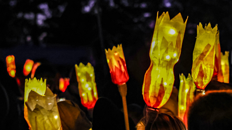 Im November ziehen die Kinder mit ihren meist selbstgebastelten Laternen durch die Straßen