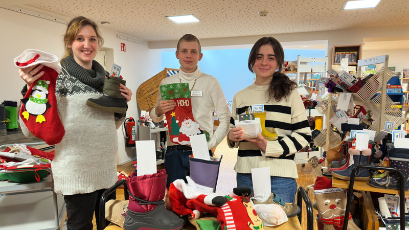 Daniela Mohrs (l.) und Mitarbeitende der Stadtbibliothek unterstützten bereits letztes Jahr die Ausgabe der Nikolausüberraschungen