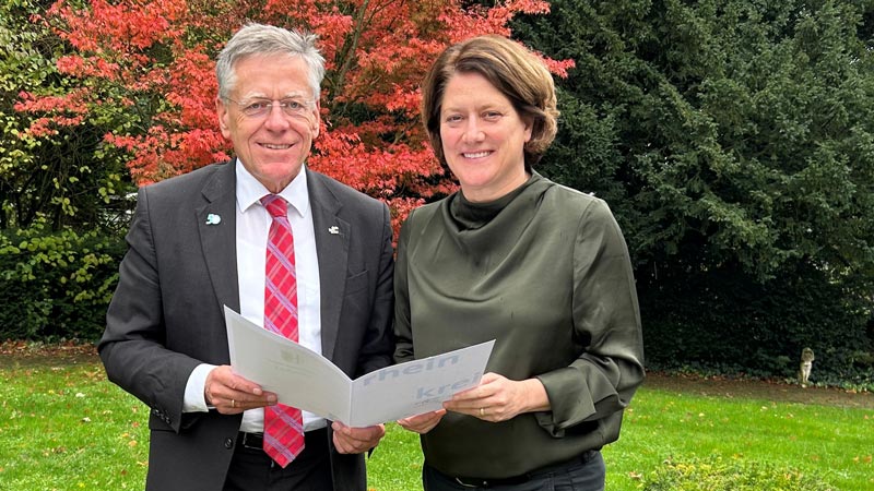 Landrat Hans-Jürgen Petrauschke überreicht Katharina Reinhold ihre Ernennungsurkunde 