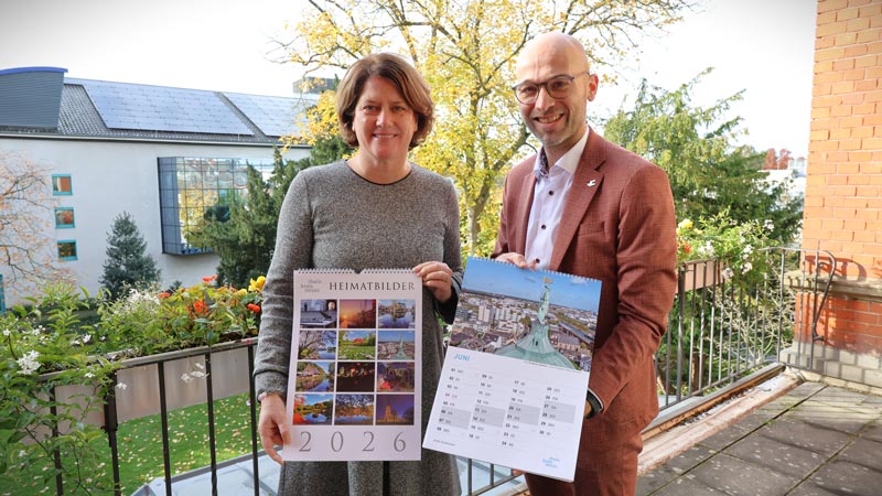 Landrätin Katharina Reinhold und Kreis-Pressesprecher Benjamin Josephs stellen den neuen Heimatkalender 2026 vor