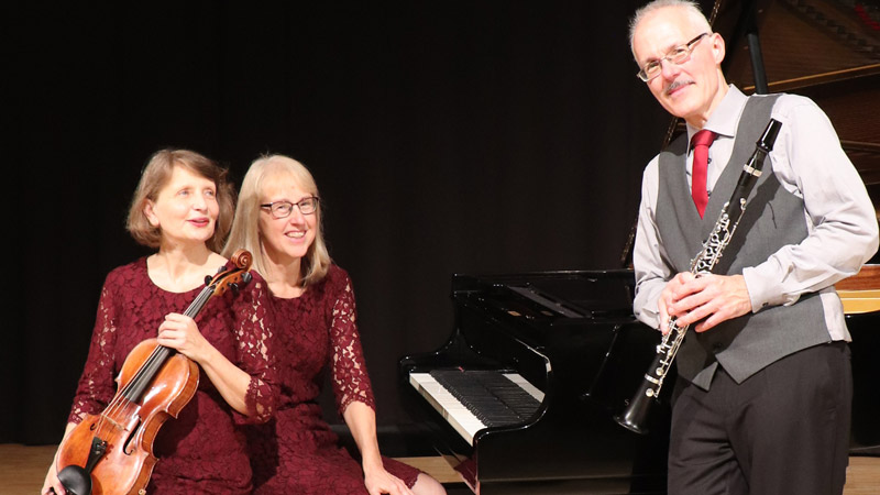 Sibylle Husemann (Viola), Susanne Goldmann (Klavier) und Detlef Cremer (Klarinette) geben im Radiomuseum ein Benefizkonzert